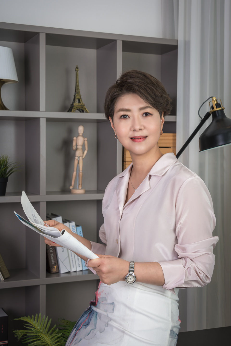 서재에서 자료를 들고 있는 브랜미 김희연 대표의 프로필 사진